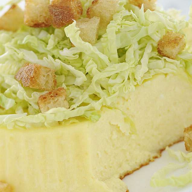 Нежный пудинг из пармезана с савойской капустой и крутонами