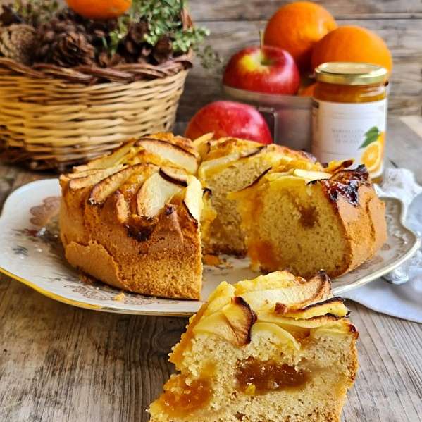 Высокий и воздушный торт с джемом и яблоками  