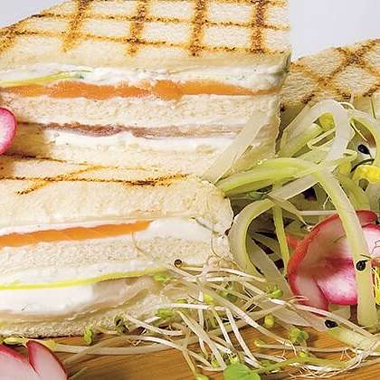 Мини-сэндвичи с копченой рыбой и сыром горгонзола
