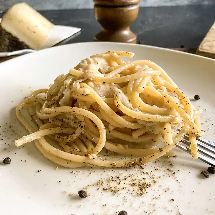 Спагетти с перцем и овечьим сыром Cacio e pepe