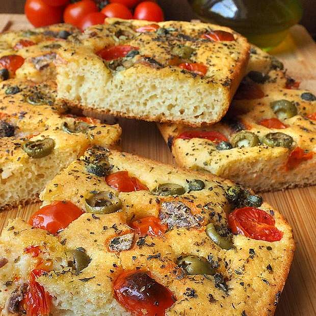 Фокачча с помидорами черри, оливками и орегано