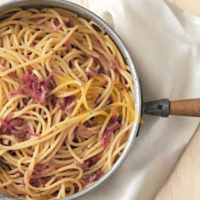 Букатини с красным луком и сырами Пекорино