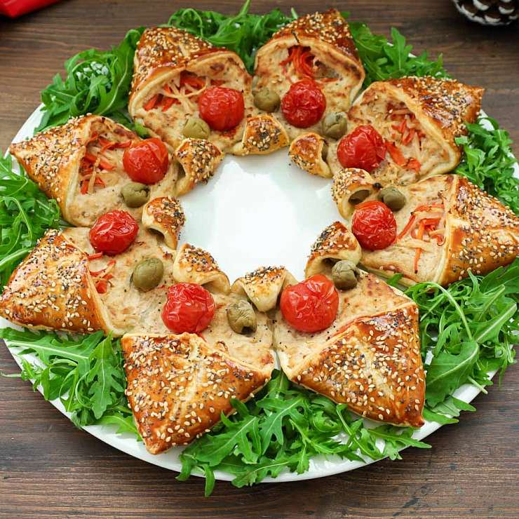Рождественская корона из слоеного теста с маринованными овощами, оливками и помидорами черри