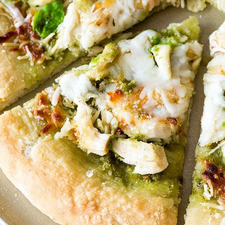 Куриная пицца с соусом песто