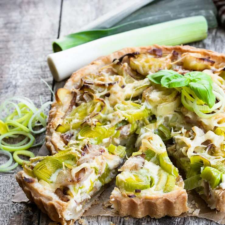 Деревенская пицца с бризе, рикоттой, луком-пореем и грибами